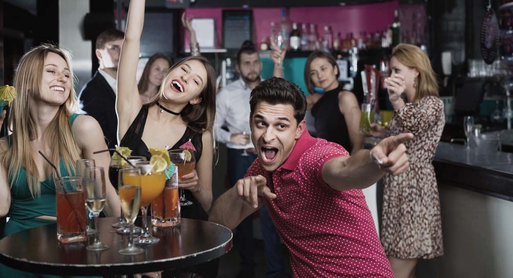 술집 옆테이블 가방 주인을 찾아주려다가 절도죄로 입건된 사건