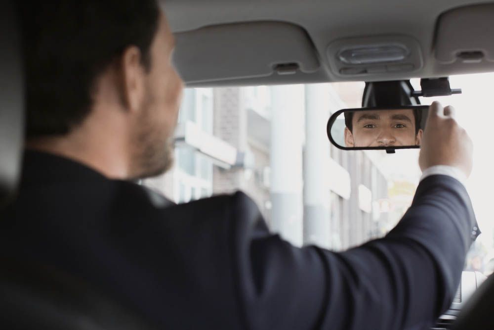 밤에 차량 안에서 지나가는 여성을 보고 음란행위를 한 사건